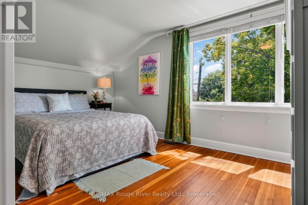 Bedroom with queen bed and hardwood floors - 208 Albert Street Cobourg