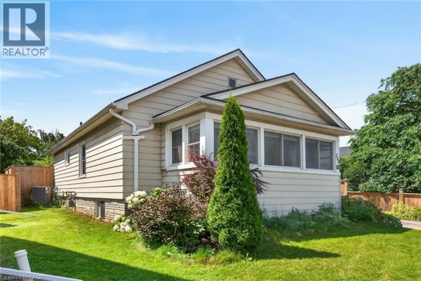 2pc Bathroom - 208 Carlton Street, St  Catharines, ON L2R1S6 Photo 4