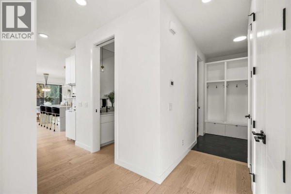 Living room - 208 Crestmont Drive Sw, Calgary, AB T3B1G8 Photo 5