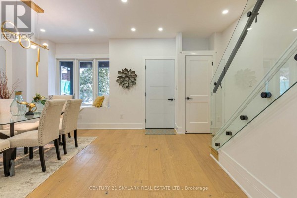 Eating area - 208 Gainsborough Road, Toronto, ON M4L3C6 Photo 3