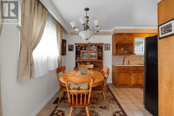 Living room - 208 Garson Street, Barrie, ON L4N3Y7 Photo 4