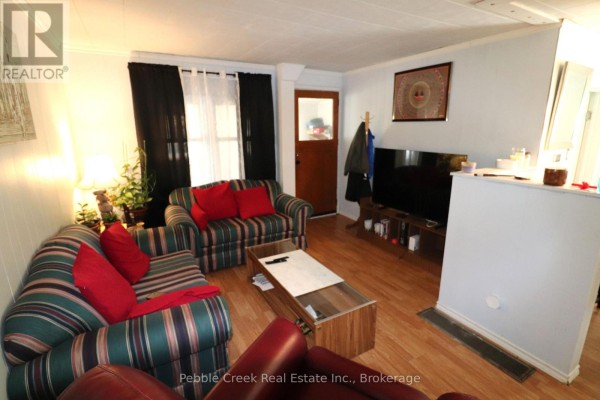 Kitchen - 208 Hincks Street, Goderich), ON N7A3C8 Photo 4