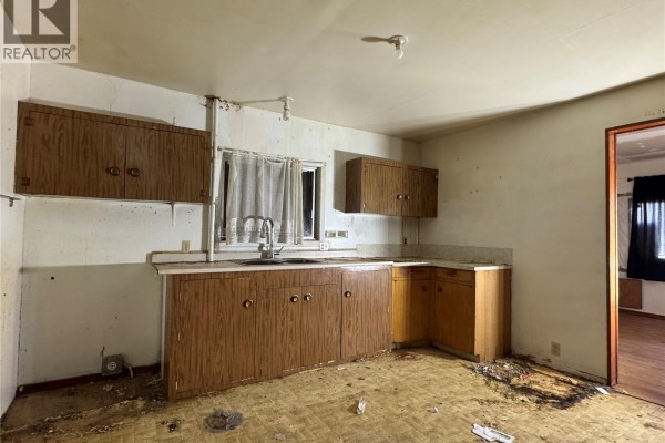 Kitchen - 208 Irvine Street, Cut Knife, SK S0M0N0 Photo 2