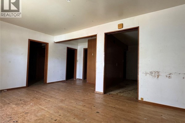 Enclosed porch - 208 Irvine Street, Cut Knife, SK S0M0N0 Photo 3