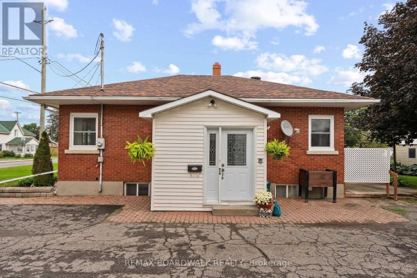 208 Oxford Street E, North Grenville, ON, photo 2