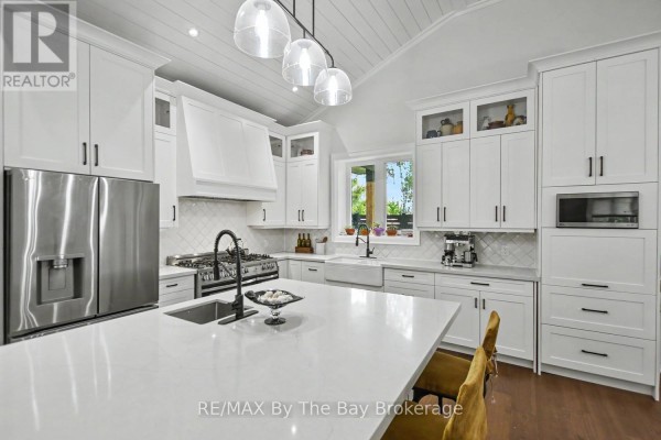 208 Thomas Street, Clearview, ON, photo 2