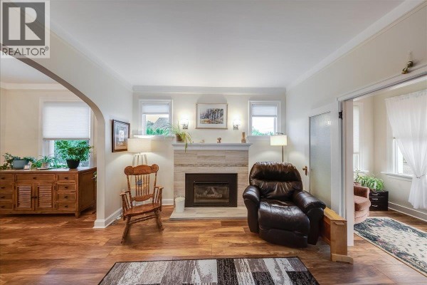 Full bathroom - 2081 Second Avenue, Trail, BC V1R1N4 Photo 5