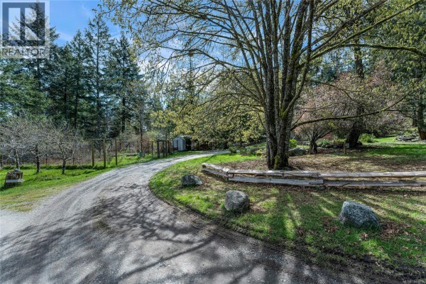 Living room - 2083 North End Rd, Salt Spring, BC V8K1E1 Photo 5