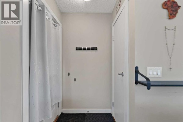 Living room - 209, 2445 Kingsland Road Se, Airdrie, AB T4A0B4 Photo 4