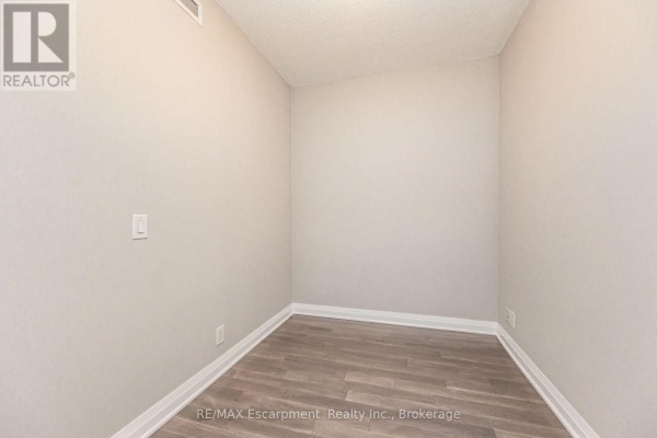 Bathroom - # 209 - 1055 Southdown Road, Mississauga, ON L5J0A3 Photo 5
