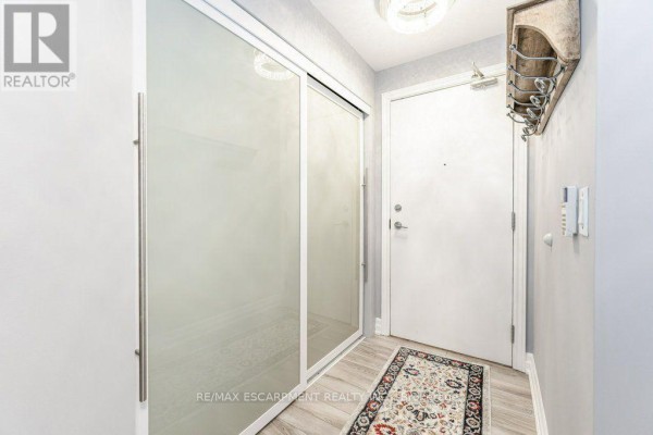 Bathroom - 209 - 2391 Central Park Drive, Oakville, ON L6H0E4 Photo 5