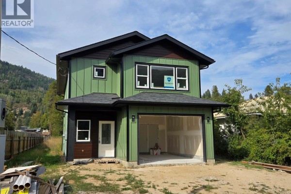 Full bathroom - 209 12th Avenue Frontage Road, Genelle, BC V0G1G0 Photo 2