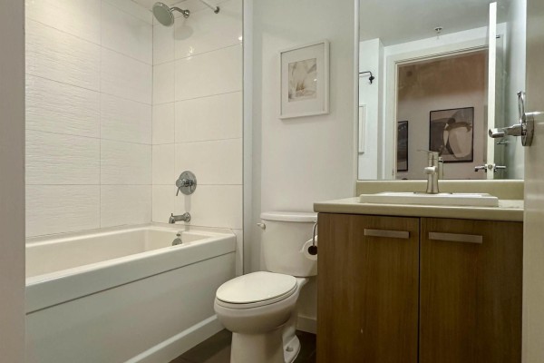 209 13325 102a Avenue, Surrey, BC V3T0J5 Photo 5