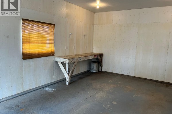 Den - 209 2nd Avenue W, Gravelbourg, SK S0H1X0 Photo 2