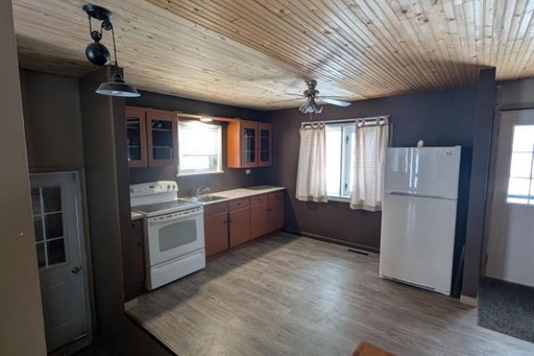 Kitchen - 209 2nd Street Ne, Altona, MB R0G0B0 Photo 2