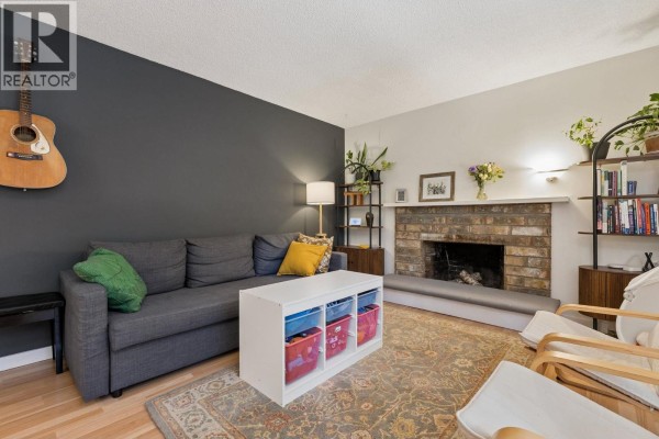 209 310 E 3rd Street, North Vancouver, BC V7L1E9 Photo 4