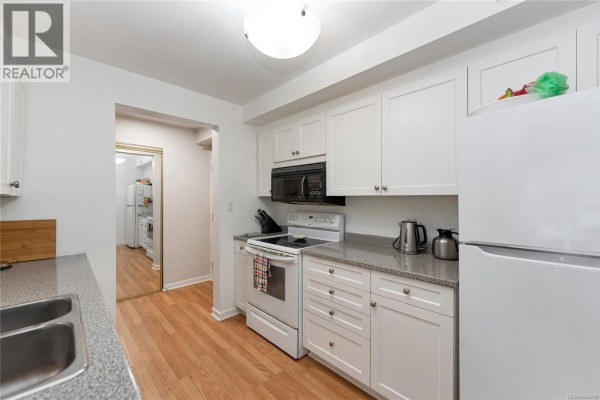 Ensuite - 209 3969 Shelbourne St, Saanich, BC V8N3E1 Photo 3