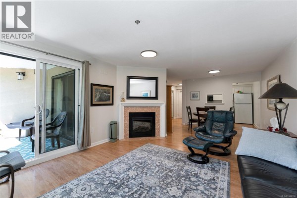 Bathroom - 209 3969 Shelbourne St, Saanich, BC V8N3E1 Photo 4