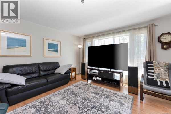 Primary Bedroom - 209 3969 Shelbourne St, Saanich, BC V8N3E1 Photo 5