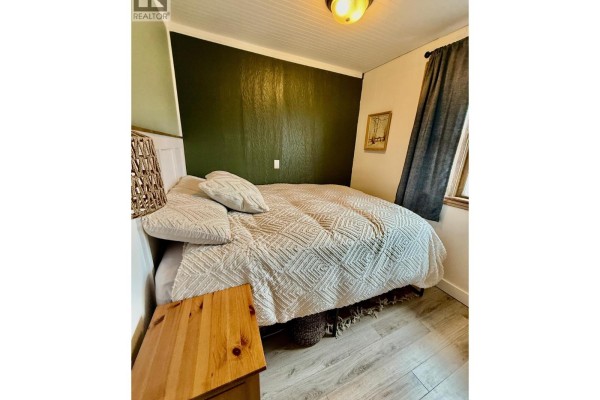 Living room - 209 6th Avenue, Castlegar, BC V1N1T1 Photo 5