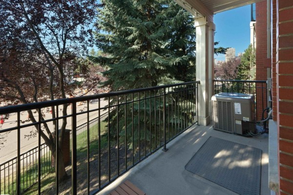 Kitchen - #209 9811 96a St Nw, Edmonton, AB T6A4A4 Photo 3