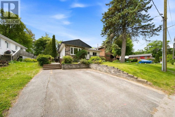 Living room - 209 Cliff Road, Barrie, ON L4N3X5 Photo 5