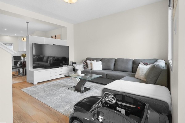 209 Desrochers Bv Sw, Edmonton, AB, photo 3