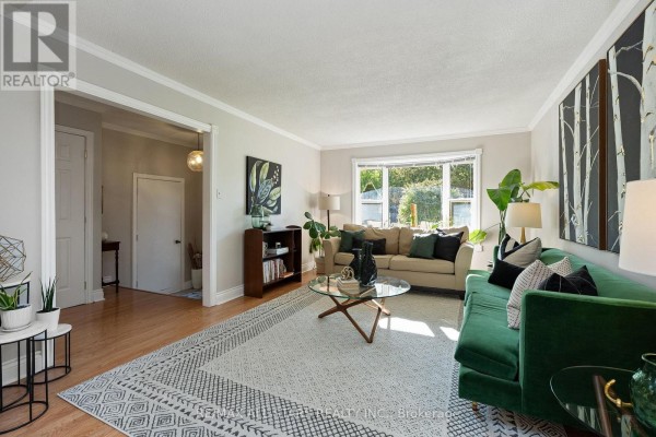 Living room - 209 Malton Road, Newmarket, ON L3Y5X3 Photo 3