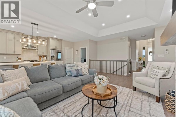 Living room - 209 Mullen Crescent, Amherstburg, ON N9V4C8 Photo 5