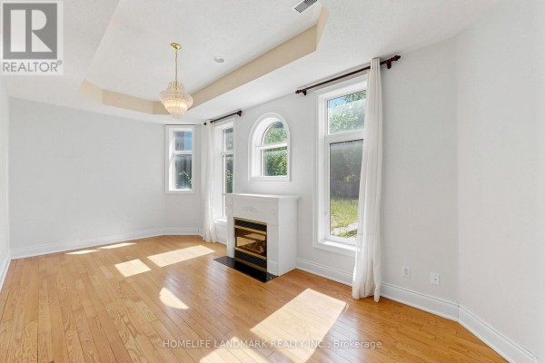 Living room - 209 Redstone Road, Richmond Hill, ON L4S2E2 Photo 2
