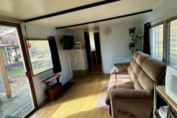 209 Saskatoon Drive, Oak Lake Beach, MB R0M1P0 Photo 3