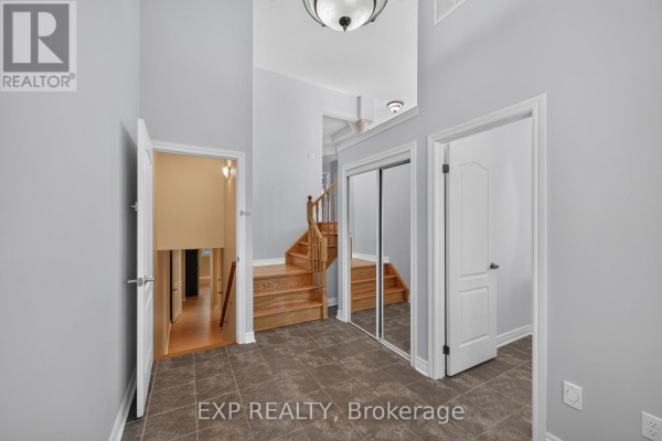 Living room - 209 Woodspring Avenue, Newmarket, ON L3X3J4 Photo 3