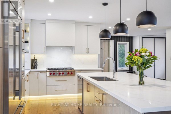 Kitchen - 2090 Stonehouse Crescent, Mississauga, ON L5H3J1 Photo 3