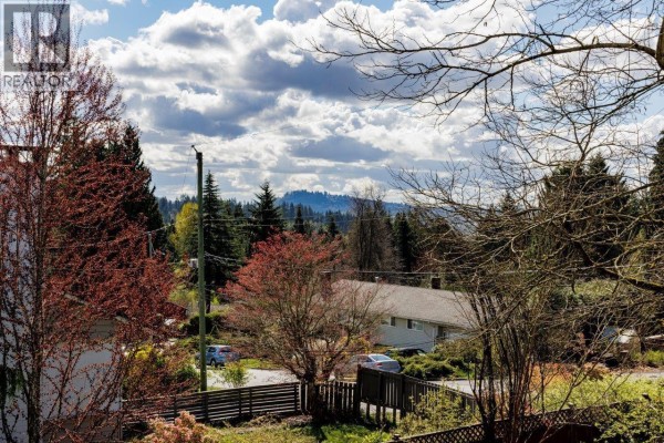 2094 Viewlynn Drive, North Vancouver, BC V7J2W8 Photo 4