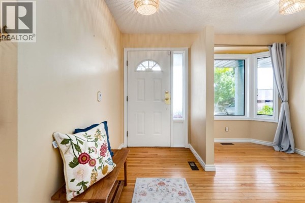 Living room - 21, 468 Woodbine Boulevard Sw, Calgary, AB T2W5H7 Photo 3