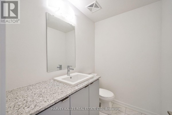 21 - 17 Lytham Green Circle, Newmarket, ON L3Y0H4 Photo 5