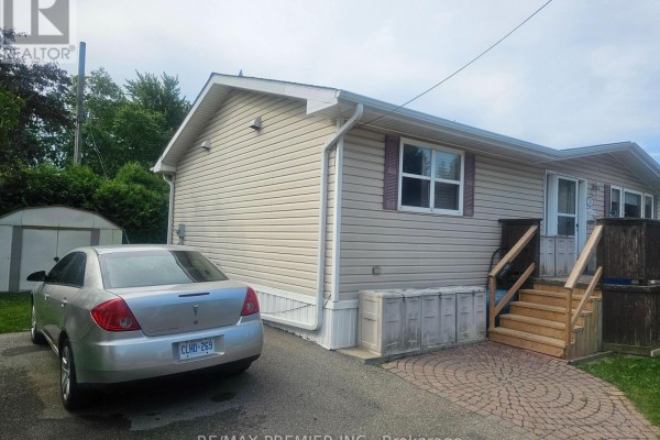 Eating area - 5th Ave West Unit #21 - 1749 Dundas Street E, Mississauga, ON L4X2R6 Photo 2