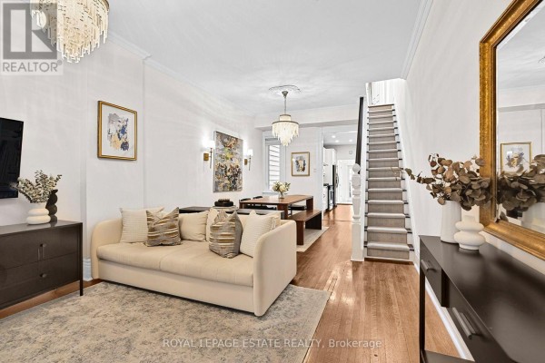 Mud room - 21 Brighton Avenue, Toronto, ON M4M1P3 Photo 4