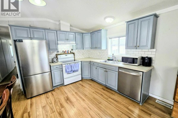 Kitchen - 21 Champlain Place, Elkford, BC V0B1H0 Photo 2