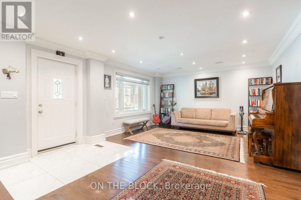 21 Craigmore Crescent, Toronto, ON M2N2Y2 Photo 2
