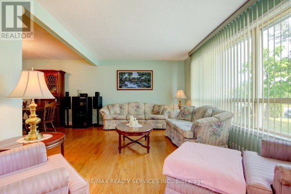 Living room - 21 Finchgate Boulevard, Brampton, ON L6T3H7 Photo 3