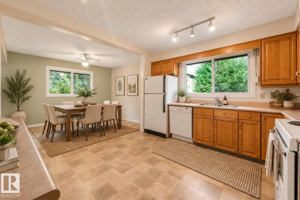 Kitchen - 21 Fleetwood Cr, St  Albert, AB T8N1R4 Photo 3