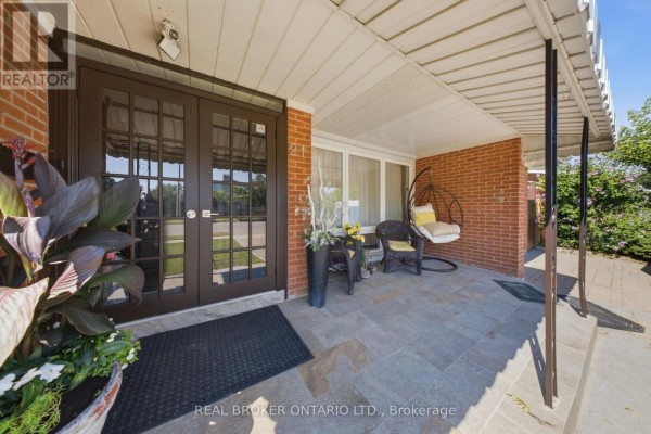 21 Kendleton Drive, Toronto, ON, photo 2