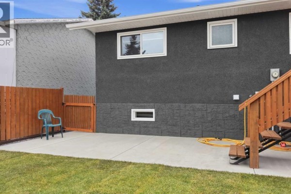 Living room - 21 Parkland Drive, Sylvan Lake, AB T4S1J5 Photo 5