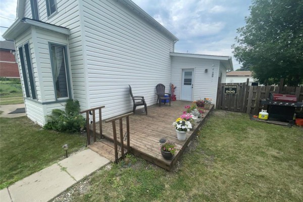21 Simcoe Street, Carberry, MB R0K0H0 Photo 2
