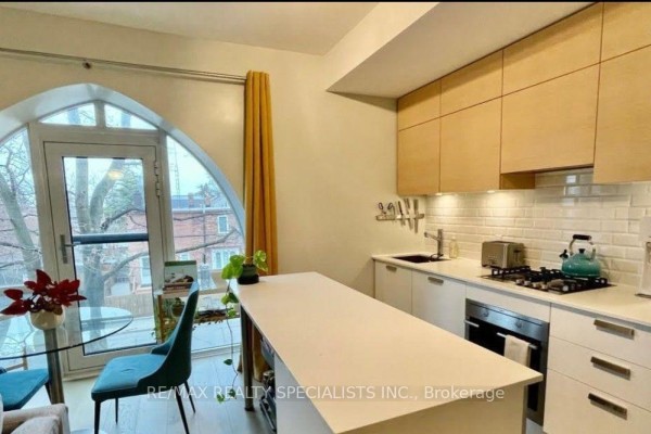 Living room - 210 - 243 Perth Avenue, Toronto, ON M6P3X9 Photo 2