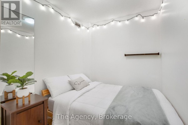 Bedroom 2 - 210 - 76 Shuter Street, Toronto, ON M5B1B4 Photo 5