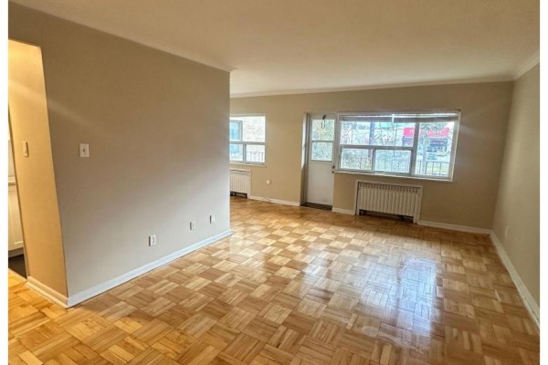 210 - 970 Eglinton Avenue E, Toronto