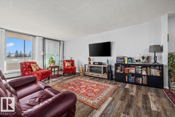 Kitchen - #210 13910 Stony Plain Rd Nw, Edmonton, AB T5N3R2 Photo 3