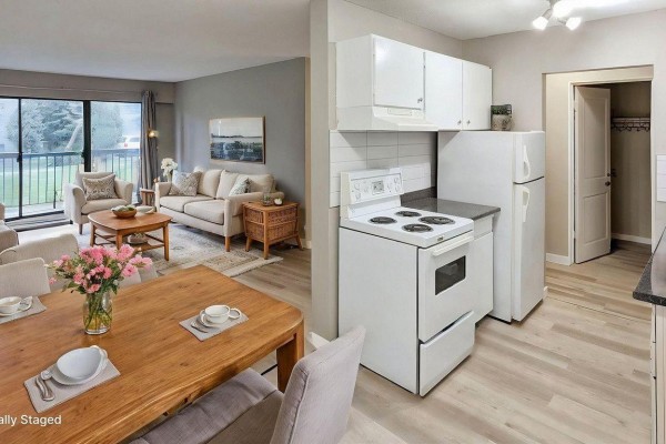 210 14831 104 Avenue, Surrey, BC V3R1M5 Photo 2